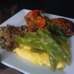farofa_e_ervilha Farofa com peito de frango, aligot de mandioquinha e ervilha torta