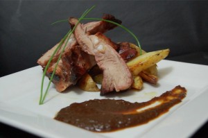 Costelinha assada com batatas e redução da marinada Costelinha assada com batatas e redução da marinada