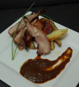 Costelinha assada com batatas e redução da marinada Costelinha assada com batatas e redução da marinada