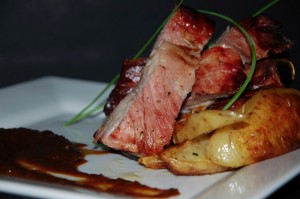 Costelinha assada com batatas e redução da marinada Costelinha assada com batatas e redução da marinada