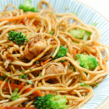 macarrão com raízes orientais