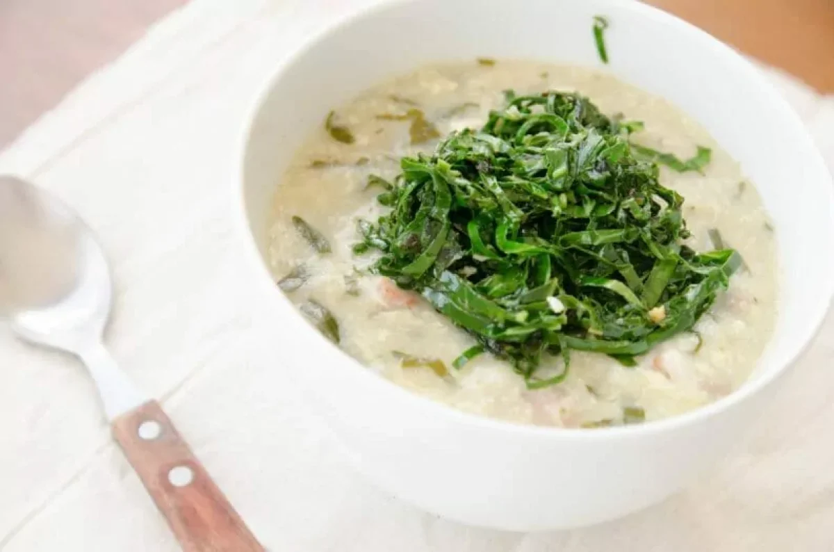 Sopa de fubá com couve e ovos