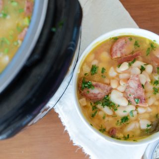 Receita de feijão branco com bacon e linguiça paio, caldo cremoso, receita descomplicada e que congela muito bem!