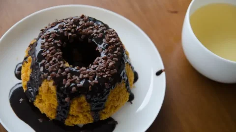 Bolo de cenoura redondo com cobertura de chocolate cremosa