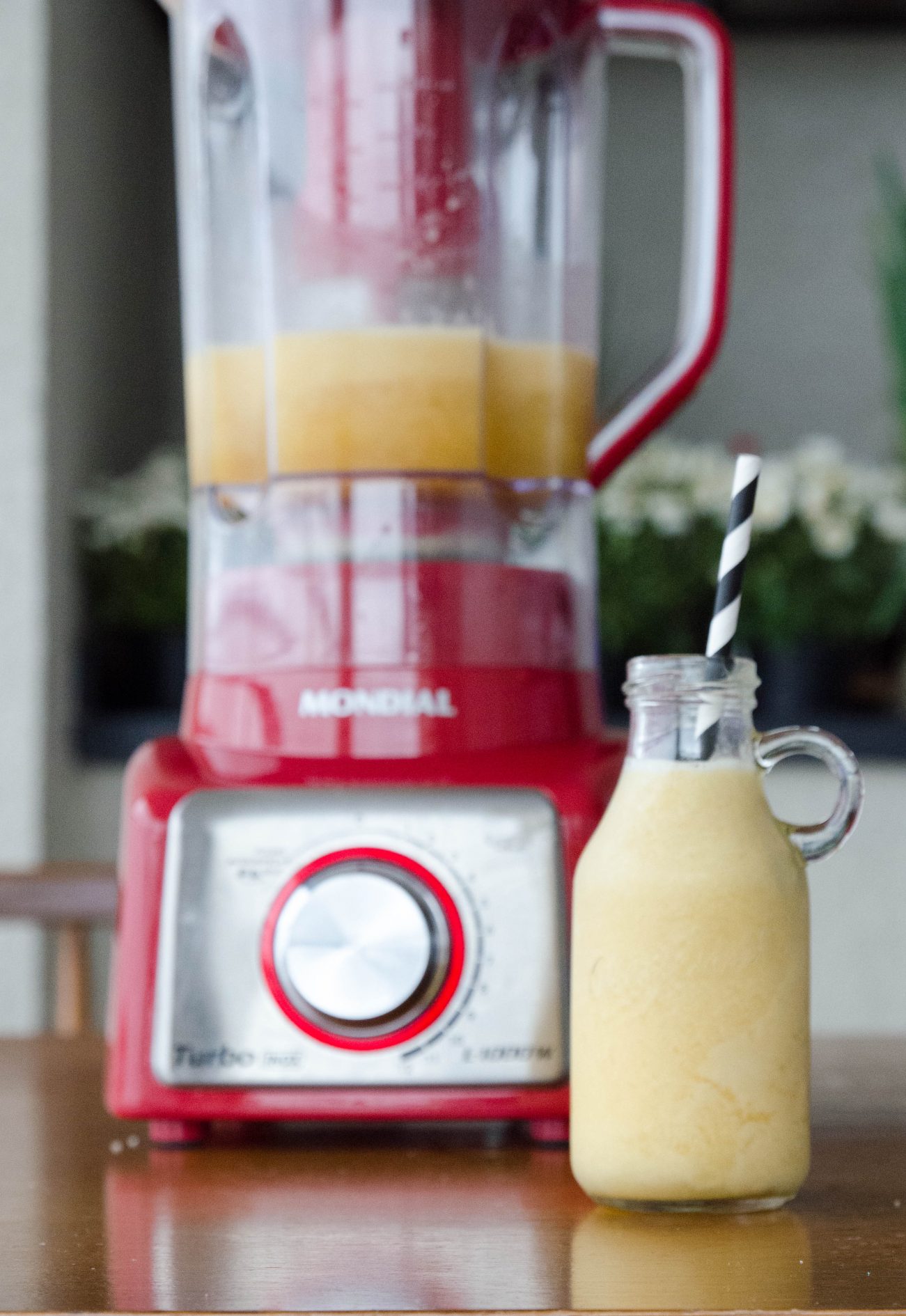 Receita de smoothie de maracujá super refrescante e cremoso. Feito com banana e abacaxi congelado além do astro principal o maracujá!
