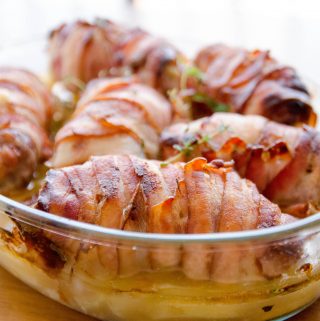 Receita de sobrecoxa recheada e coberta por bacon