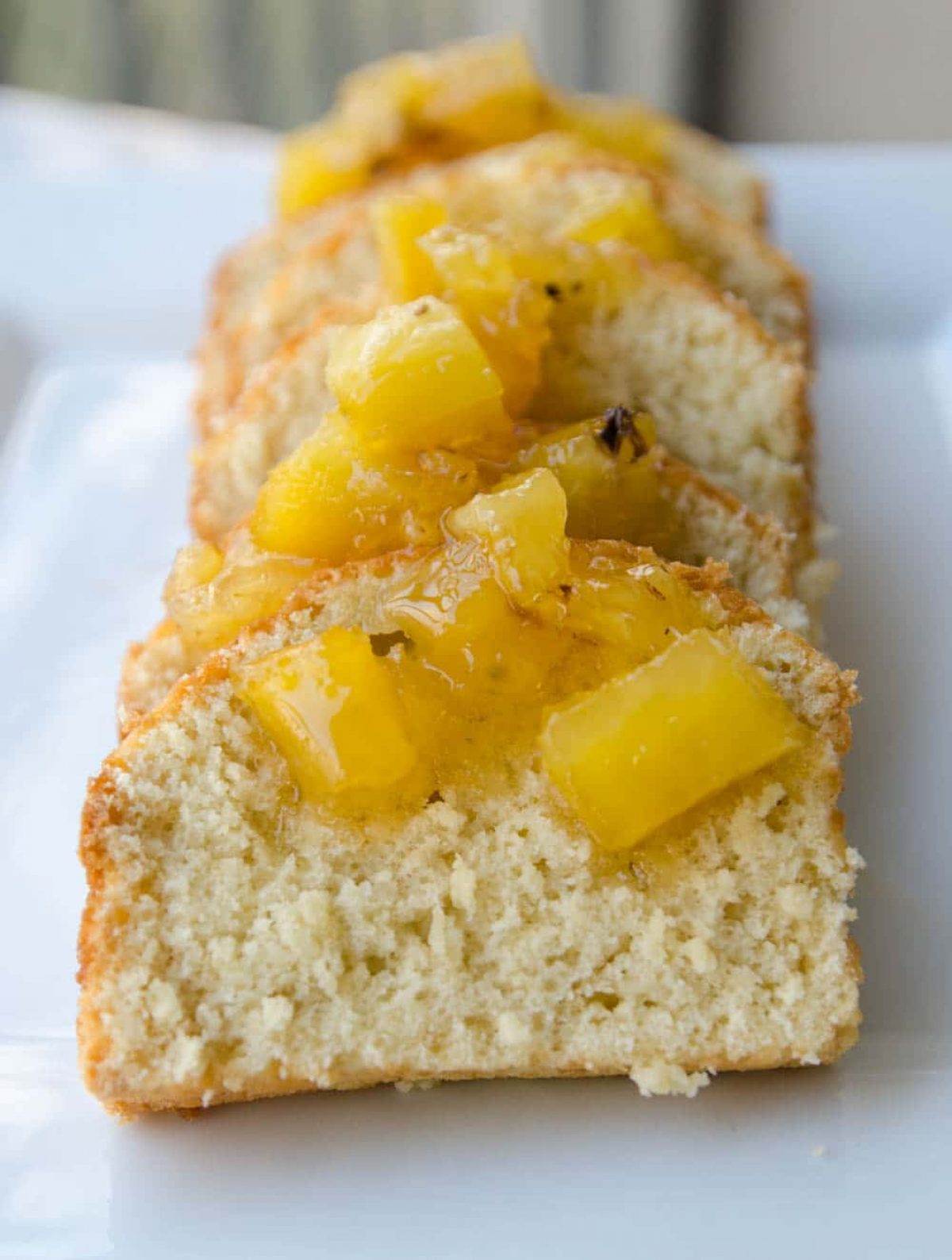 Bolo de abacaxi com a casca e tudo!
