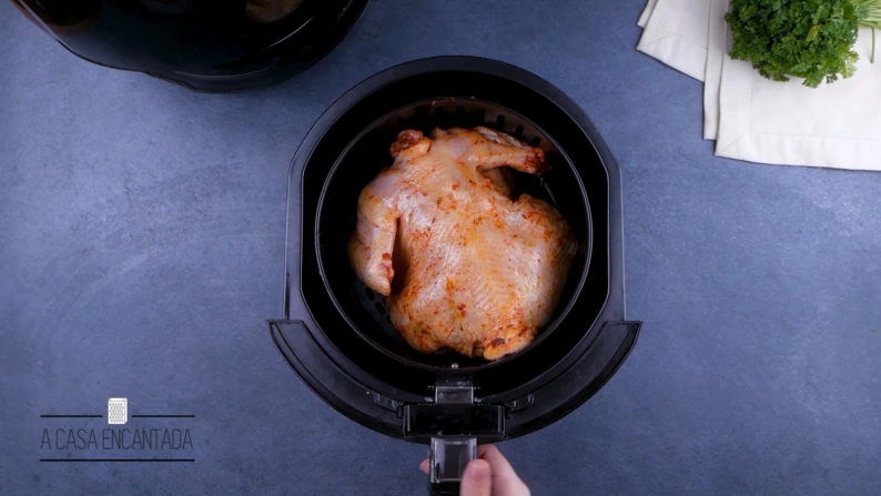 como fazer frango assado inteiro na air fryer