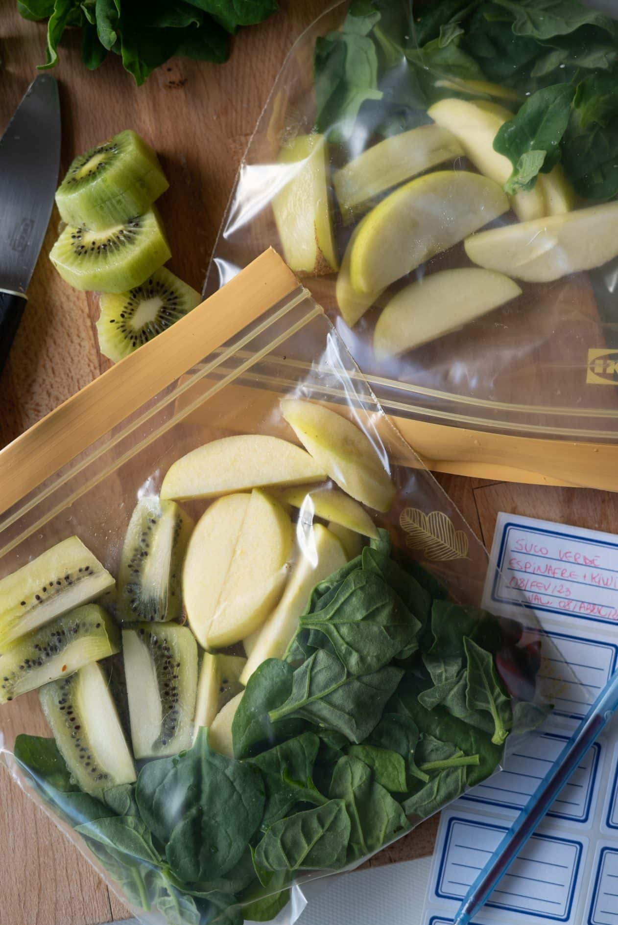 saquinhos de ingredientes para suco verde congelados
