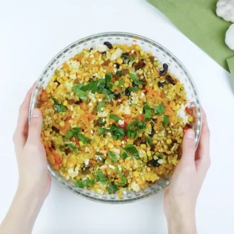 Arroz colorido temperado para o natal