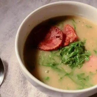 Caldo verde com linguiça