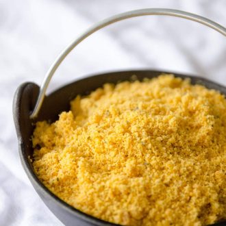 Como temperar farinha de mandioca em casa