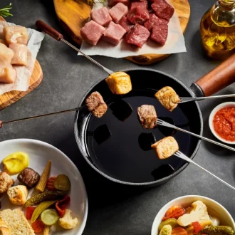 FONDUE DE CARNE COM QUATRO DICAS DE MOLHO