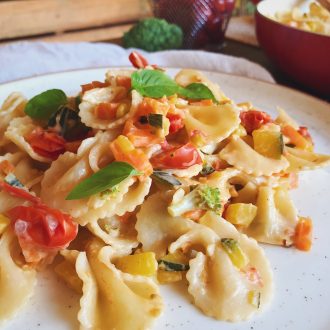 macarrão com molho e legumes