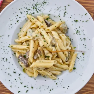 Penne ao molho de queijo e salsinha (1)