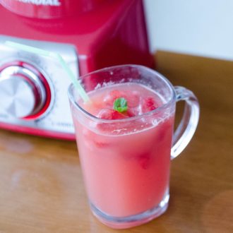 Receita de pink lemonade com melancia e hortelã