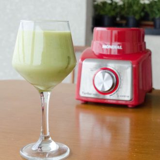 Receita de smoothie de abacaxi e avocado, suco cremoso e refrescante de frutas