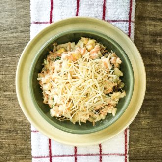 salpicão de frango visto de cima com batata palha e maionese