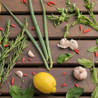 imagem de temperos sobre mesa de madeira