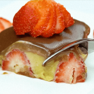 a-casa-encantada-blog-bombom-morango-comer-colher-min