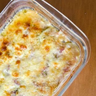 Receita de abobrinha gratinada com cebola roxa e queijo