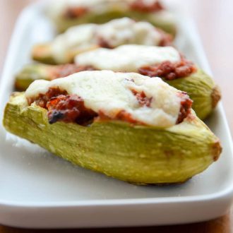 receita de abobrinha recheada com carne moída cremosa e coberta por queijo muçarela