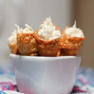 Canudinhos feitos com massa de pastel