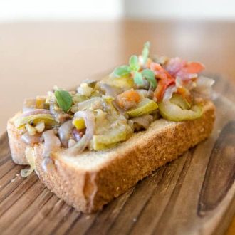 Receita fácil de caponata de berinjela, abobrinha, tomate e cebola assados com azeite