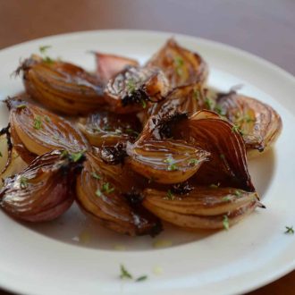 receita de cebolinha caramelizada no forno, temperada com mel, aceto balsâmico e tomilho