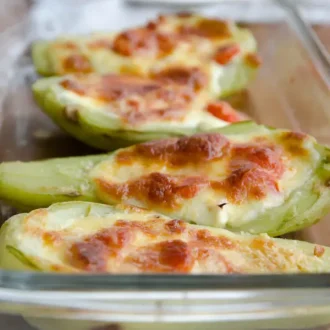 chuchu recheado com cottage e gratinado ao forno