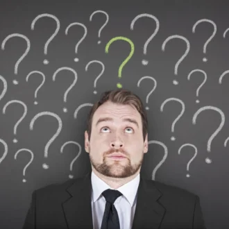 Homém olhando para cima com vários pontos de interrogação desenhados ao redor