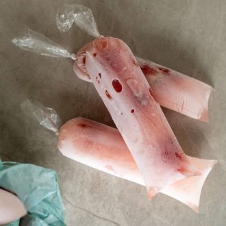 Geladinho de água de coco e morango detox