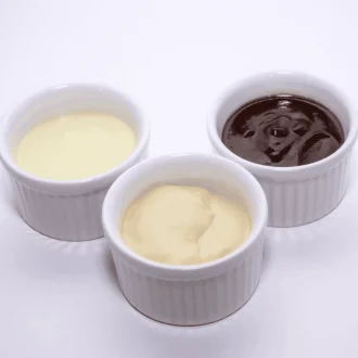 Três molhos posicionados em cima de uma suprefície branca