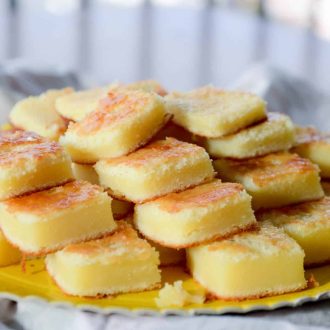Receita fácil de bolo de queijo. Receita de liquidificador de bolo cremoso que leva parmesão e leite de coco entre seus ingredientes!