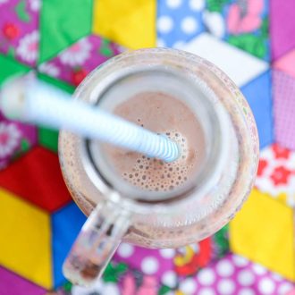 Receita de chocolate quente cremoso bem brasileiro, feito com leite condensado, canela e chocolate em pó e engrossado com amido de milho