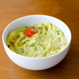 Receita de guacamole de abacate super fresco! Feito com abacate, limão, coentro, pimenta e temperos!