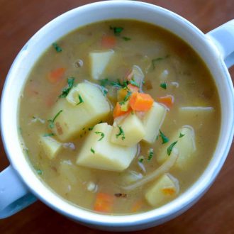 Esta sopa cremosa de batata é para aquecer neste inverno! Super rica em sabores, entre seus ingredientes estão a cenoura e o salsão que deixa tudo ainda mais saboroso! Receita fácil e confortante.