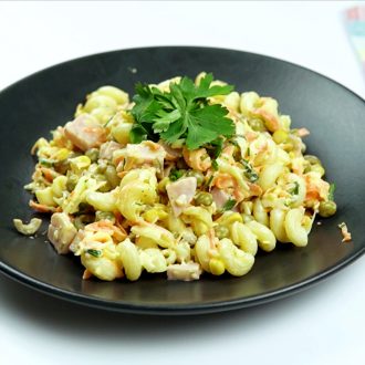 Salada com frios e macarrão integral