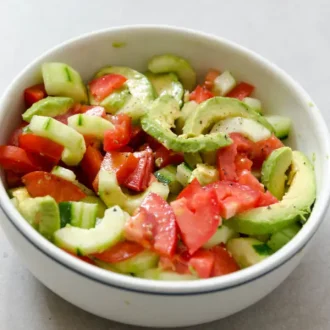 receita fresca de salada de pepino, tomate e avocado