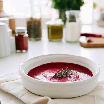 Sopa cremosa de beterraba cremosa vegana