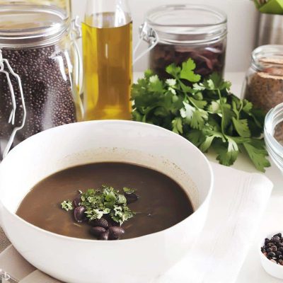 sopa de feijão preto tradicional