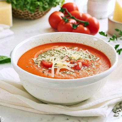 sopa de tomate cremosa com queijo parmesão ralado e manjericão seco