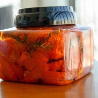 receita de tomate cereja assado com aceto balsamico, alho e tomilho, finalizado com azeite - antepasto delicioso